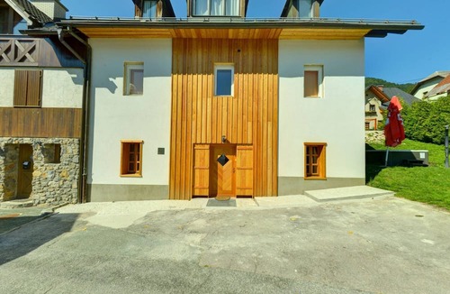 Podkoren Apartment | Apartment Planica 3 with a garden & a hot tub