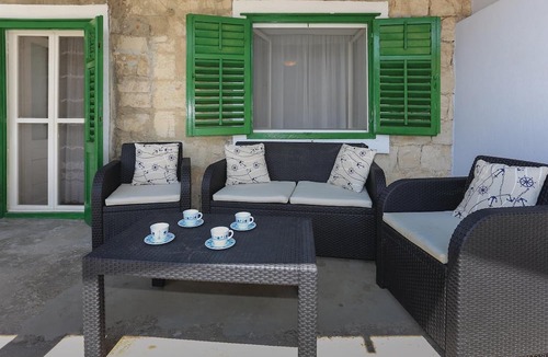 Kastel Kambelovac Apartment | Beach front apartment in Kastel Kambelovac