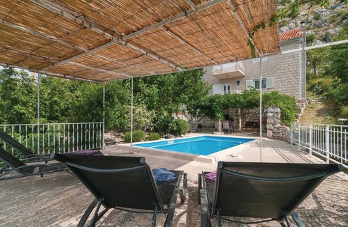 Dugi Rat Apartment | Awesome apartment in Duce with WiFi