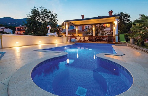 Mihotici Apartment | Beautiful apartment in Matulji with outdoor swimming pool