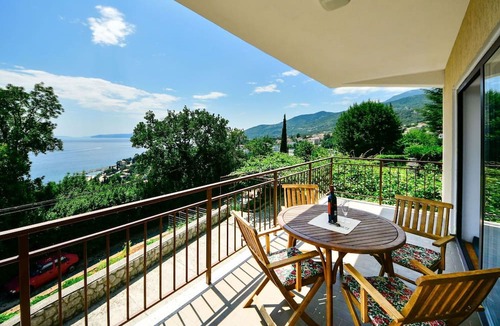 Icici Apartment | Cosy apartment for 2 guests with A/C, WIFI, TV, terrace and pets allowed