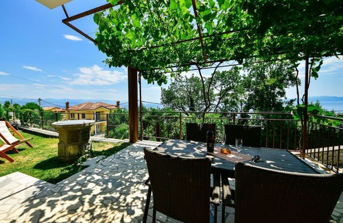 Icici Apartment | Cosy apartment for 2 guests with A/C, WIFI, TV, terrace and pets allowed