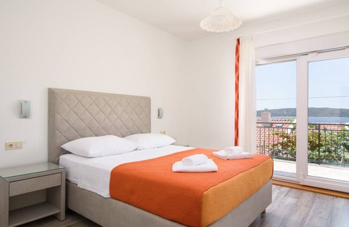 Trogir Apartment | A3 – 90 m2 apt with shared pool, big terrace and garden, just 50m from the beach