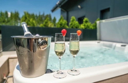 Presika Bed & Breakfast | Relax in Style: Comfort Room with Private Jacuzzi at Resort Stribor