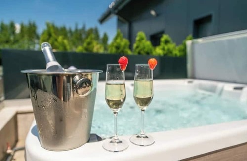 Presika Bed & Breakfast | Deluxe Apartment with Private Jacuzzi & Spa Retreat at Resort Stribor