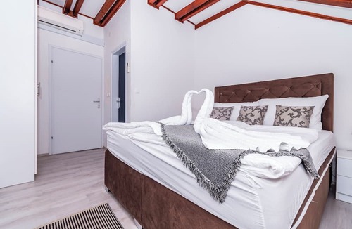 Pucisca Apartment | Rooms Bed and Breakfast Blanc