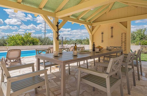 Oklaj House | Stunning villa for 8 guests with A/C, WIFI, private pool, TV and patio