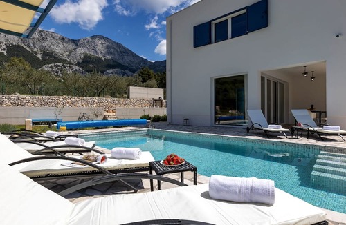 Zaostrog House | Modernes Ferienhaus in Zaostrog mit Beheiztem Pool by Interhome