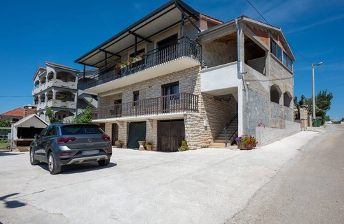 Crno Apartment | Two bedroom apartment with terrace and sea view Zadar (A-25505-a)