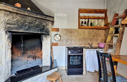 Oklaj House | Stunning private villa for 2 people with internet, A/C, hot tub, terrace and pets allowed