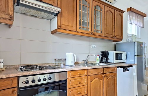 Oklaj House | Stunning private villa for 2 people with internet, A/C, hot tub, terrace and pets allowed