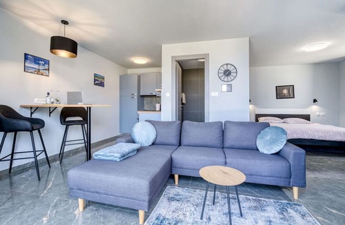 Icici Apartment | Cosy apartment for 2 guests with A/C, WIFI, TV, terrace and pets allowed
