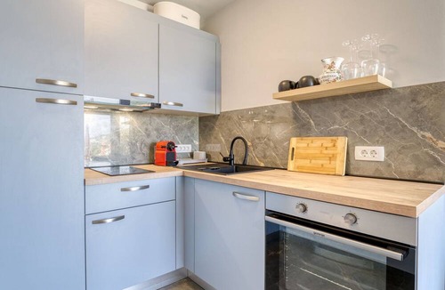 Icici Apartment | Cosy apartment for 2 guests with A/C, WIFI, TV, terrace and pets allowed