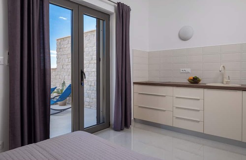 Milna Apartment | New studio in Mediterranean Garden only 50 meters from the sea.