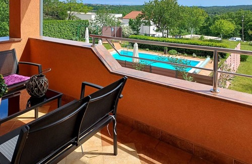 Viskovo Apartment | Cosy apartment for 6 people with WIFI, A/C, pool, TV, balcony and panoramic view