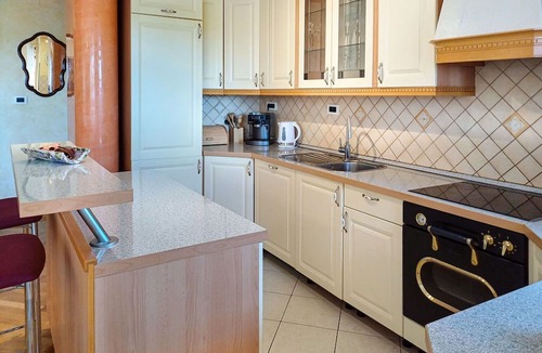 Viskovo Apartment | Cosy apartment for 6 people with WIFI, A/C, pool, TV, balcony and panoramic view