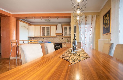Viskovo Apartment | Cosy apartment for 6 people with WIFI, A/C, pool, TV, balcony and panoramic view