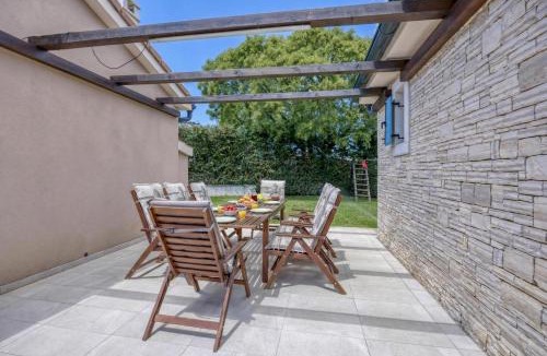 Mali Vareski Apartment | Villa Milo Mali Vareski with Pool - Happy Rentals