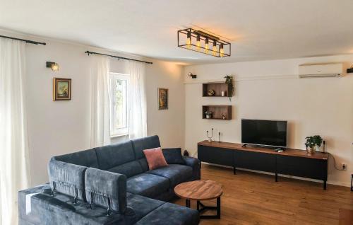 Pucisca Apartment | Stunning Apartment In Pucisca With Wifi