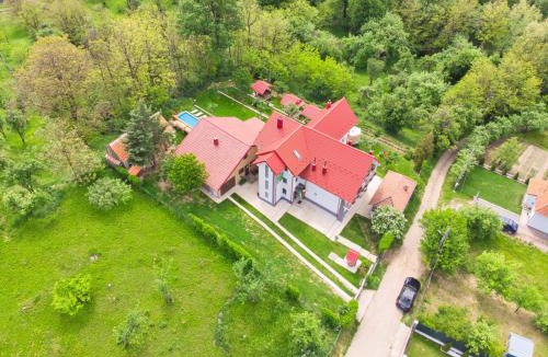 Albestii Paminteni House | Perla Argeșului - pensiune cu piscină lângă Curtea de Argeș