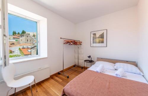 Grad Apartment | LUXE LOFT 3BR Apartment with beautiful view by Irundo