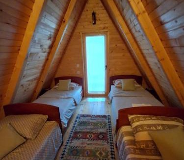 Tjentiste House | Domaćinstvo braća Rebić