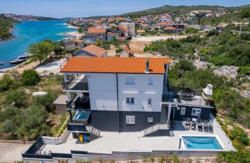 Podglavica Villa | Beachfront Villa Marivi with Pool, Jacuzzi and Game Room