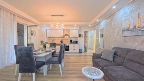 Kastel Stafilic Apartment | CASA di NATALIA, Spacious 2BR Apartment for 6 near Beach ,Free Parking
