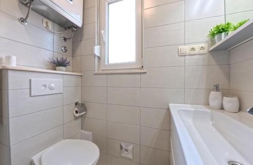 Kastel Stafilic Apartment | CASA di NATALIA, Spacious 2BR Apartment for 6 near Beach ,Free Parking