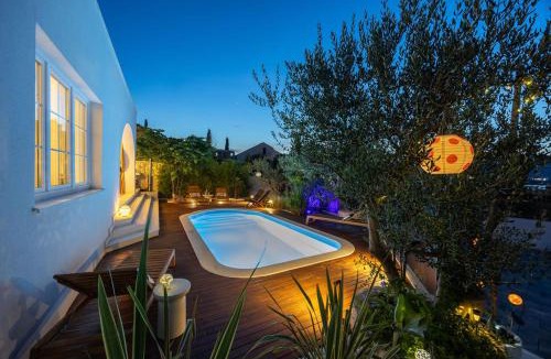 Arbanija Apartment | The Three Flowers Pool House