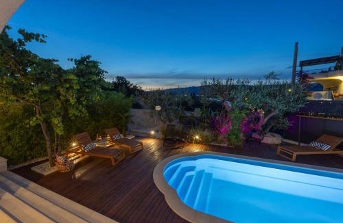 Arbanija Apartment | The Three Flowers Pool House
