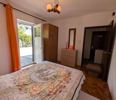 Sibinj Krmpotski Apartment | Orangenes Ferienzimmer am Meer ca 180 Meter Luftlinie zum Strand