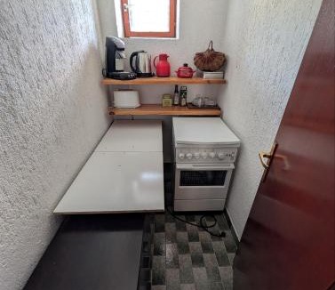 Sibinj Krmpotski Apartment | Orangenes Ferienzimmer am Meer ca 180 Meter Luftlinie zum Strand