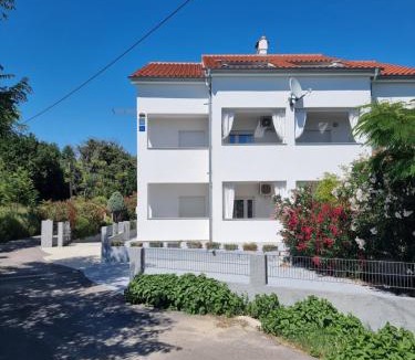 Lopar Apartment | Zekic Family Apartments with Large Garden & Private Parking Quiet Area Lopar