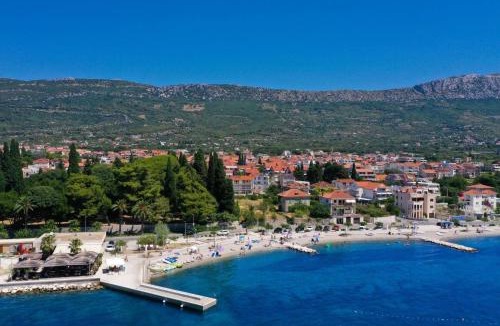 Kastel Luksic House | By Osibov Private Holiday Home for Families and Groups with Pool