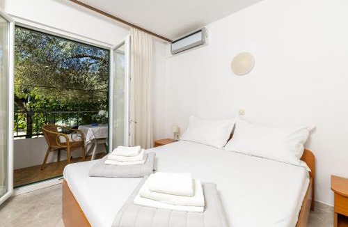 Pokrivenik Apartment | Apartments by the sea Cove Pokrivenik, Hvar - 10427