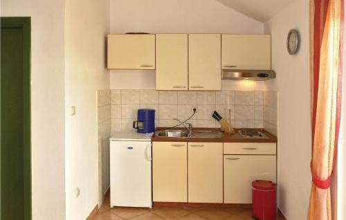 Cizici Apartment | Amazing Apartment In Malinska With House Sea View