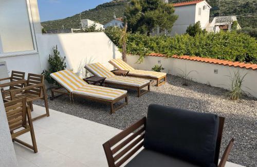 Podglavica Apartment | Lady A Apartment Jacuzzi Garden Outdoor Kitchen