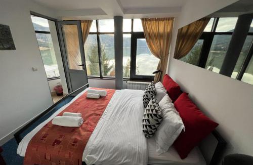 Colibita House | Vila Franceză - Cazare cu jacuzzi pe malul lacului Colibița