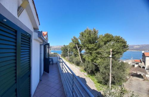 Arbanija Apartment | A 4 apt w big terrace sea view & close to beach
