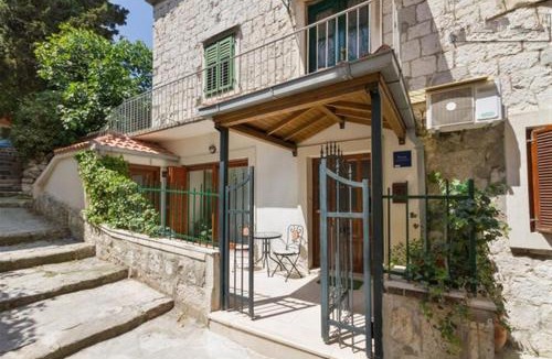 Split Apartment | Apartments Varos