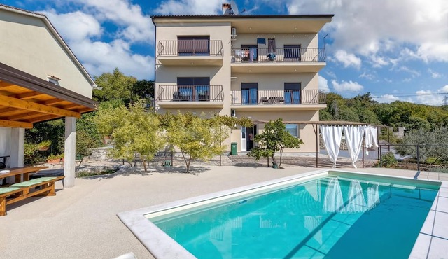 Pool And Garden Apartment Happy Sound in Rijeka