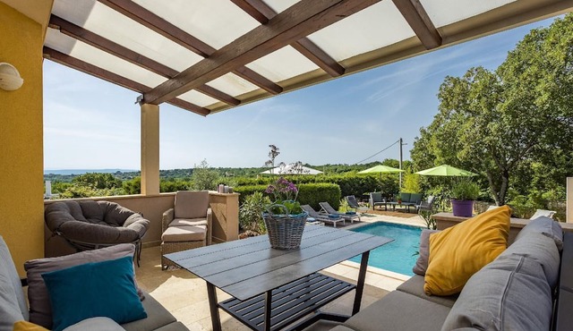 "Villa Krase" with saltwater pool and sauna in Rakalj