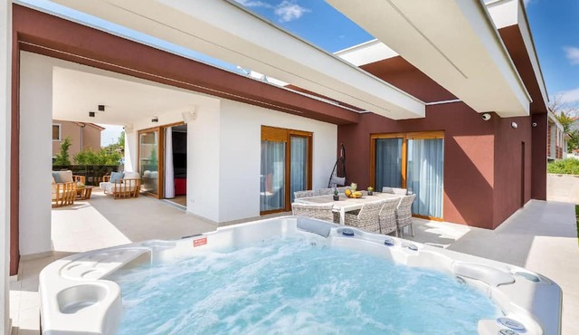 Villa Grofica, heated pool, tavern, near the beach in Pula