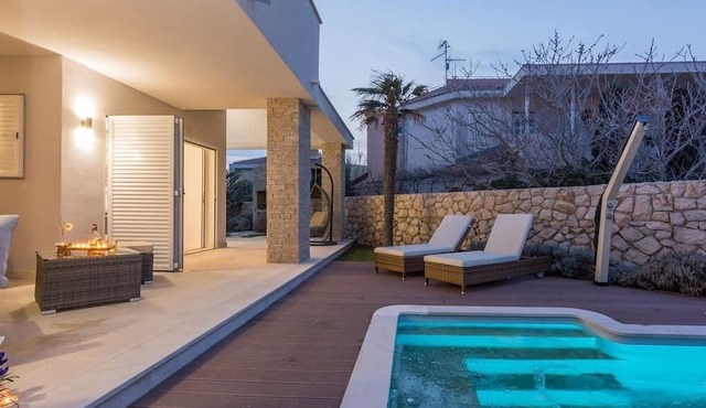 Luxury Villa White Rose with the Pool in Kolan