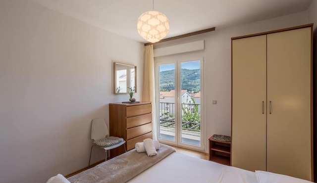 Apartment Tihana with Mediterranean garden in Stari Grad