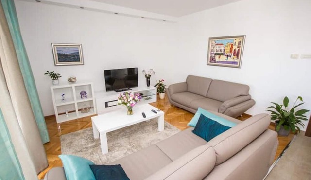 Apartment with a big balcony in Seget Donji