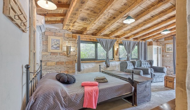 Rustic Home Izabel - Two Bedroom Villa, Sleeps 4 in Heki