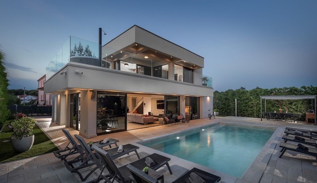 Villa Zorina heated pool 45 m2, Jacuzzi & sauna in Križine