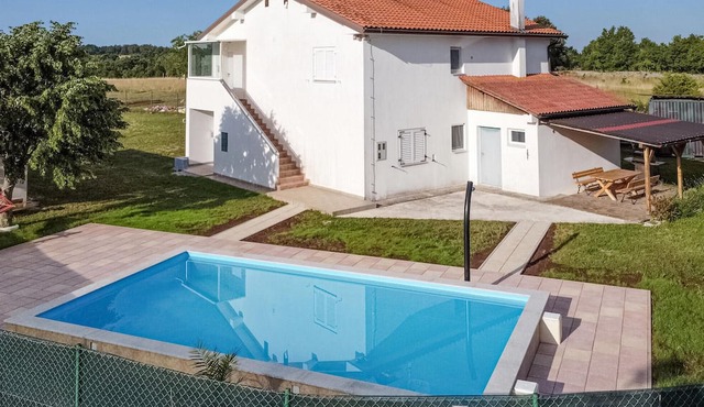 Ideal apartment for your family vacation with pool in a quiet location in Vidulini.